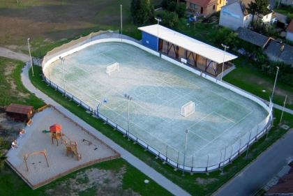 Víceúčelové sportoviště a dětské hřiště v Citově.jpg